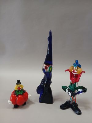 trois figurines assises l'une à côté de l'autre