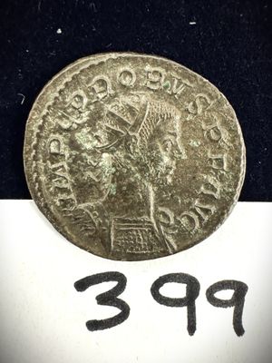 un gros plan d'une pièce de monnaie posée sur une feuille de papier