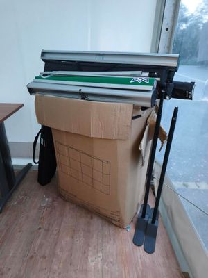 une grande boîte contenant une pile de papiers