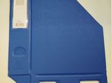 un gros plan d'un dossier bleu sur lequel est collée une étiquette