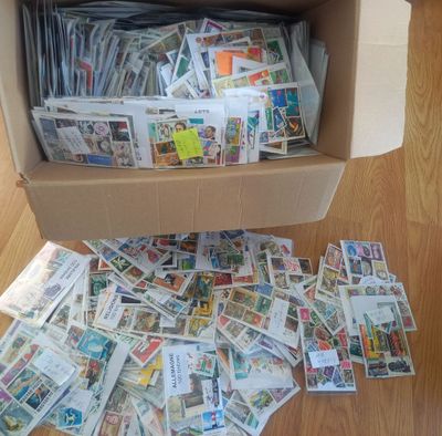 une boîte remplie de timbres posée par terre dans une pièce