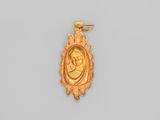 une paire de boucles d'oreilles en or représentant le portrait d'une femme et d'un homme