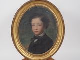 portrait d'un jeune garçon en costume noir et nœud papillon