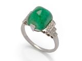 une bague en émeraude et diamant