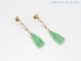 une paire de boucles d'oreilles en jade vert et perles