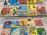Plusieurs bandes dessinées pour enfants sont alignées sur une table