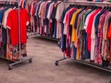 deux portants de vêtements exposés dans un magasin