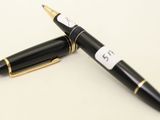 un stylo posé sur une table, avec une étiquette dessus