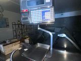 une photo d'une cuisine avec une balance et des plateaux posés sur le plan de travail