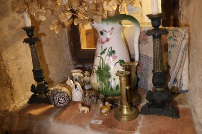 Dans une niche: Paire de bougeoirs 33,5 cm, aiguière en faïe… - Photo 1