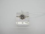 une photo d'une bague en diamant posée sur une boîte transparente