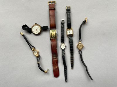 plusieurs types de montres sont présentés sur une surface blanche