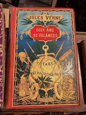 deux livres posés sur une table