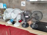 il y a toutes sortes de ventilateurs sur le plan de travail de la cuisine