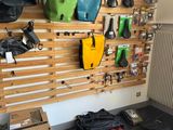une pièce où sont accrochés au mur tout un tas de sacs