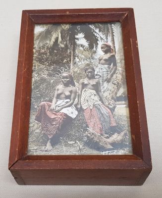 une photo représentant deux femmes et un enfant, dans un cadre
