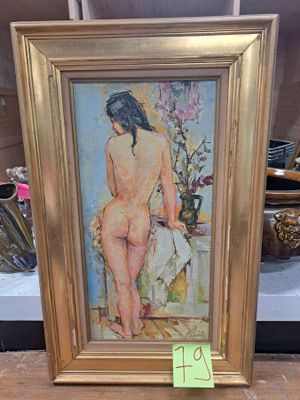 l'image d'un tableau représentant une femme nue dans un cadre doré