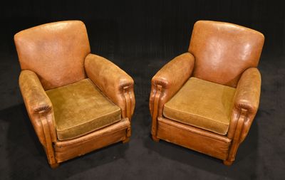 Paire de fauteuils club garnis de cuir havane (usures et gri…