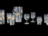 un ensemble de verres et un pichet sur fond noir