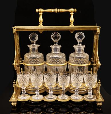 BACCARAT (attribué à). Cave à liqueur en bronze doré, les mo…