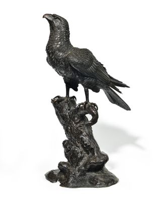 statue représentant un oiseau perché sur une souche d'arbre, sur fond blanc