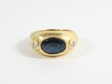 une bague en or avec un saphir bleu et des diamants
