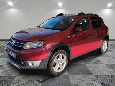 une photo d'un SUV rouge garé dans un garage