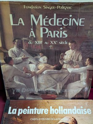 deux livres posés sur une table