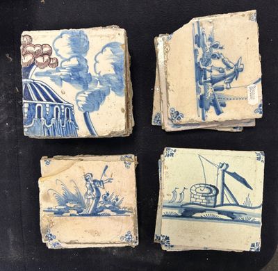 quatre carreaux bleus et blancs représentant un homme sur un bateau et un homme sur un bateau