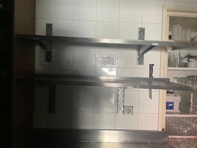 vue d'une cuisine équipée d'appareils électroménagers en acier inoxydable
