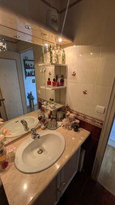 une salle de bain avec un lavabo et un miroir
