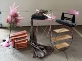 une petite table avec une chaise et une plante dessus