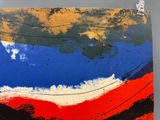 peinture abstraite dans les tons de rouge, bleu et jaune sur fond gris