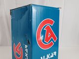 une boîte bleue sur laquelle figure un logo rouge et bleu