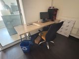 un bureau avec une chaise et un ordinateur dessus
