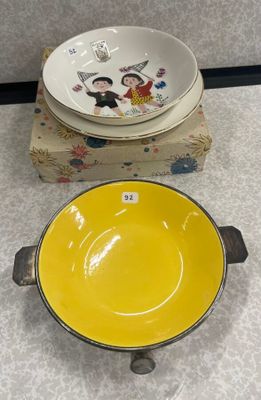 deux bols jaunes et un bol jaune posés sur une table