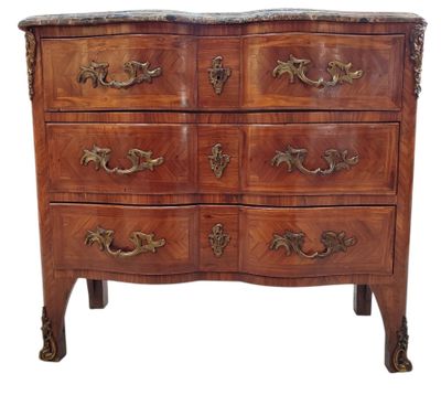 une image d'une commode en bois avec un plateau en marbre