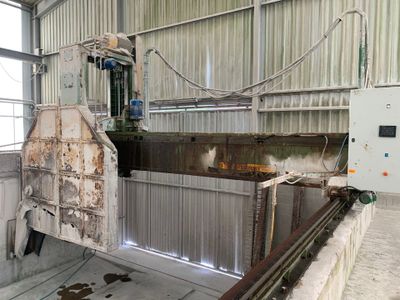 une photo d'une machine en fonctionnement dans un bâtiment