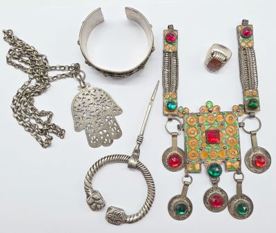 beaucoup de bijoux sur une surface blanche