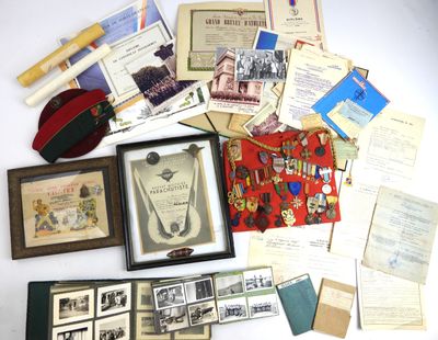 beaucoup de vieux objets militaires sur la table