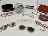 Plusieurs paires de lunettes de vue et de soleil sont disposées sur une table