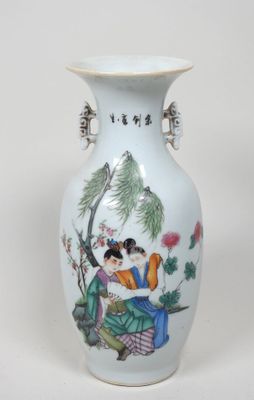 un vase blanc orné d'une image représentant une femme et un enfant