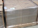 de nombreuses piles de cartons posées sur une étagère dans un magasin