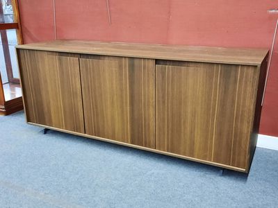 image d'un meuble en bois dans une pièce