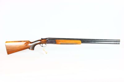 un fusil de chasse avec un canon et une crosse en bois
