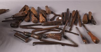 un grand nombre d'outils posés sur une table