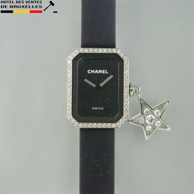 une montre à laquelle est accrochée une breloque en forme d'étoile