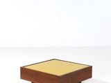 une image représentant un petit plateau carré en bois dont la surface est jaune