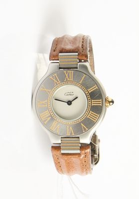 une image d'un gros plan d'une montre-bracelet avec des chiffres romains