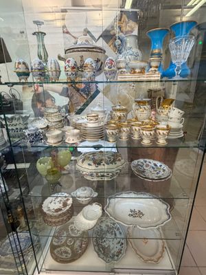 une vitrine remplie de vases de toutes sortes